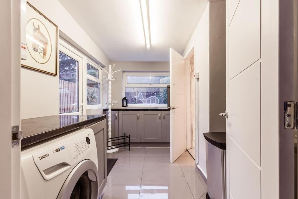 4 Bedroom House, 2 Min Walk From Station Londyn Zewnętrze zdjęcie