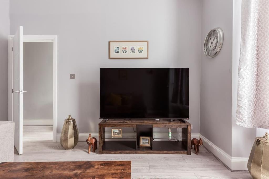 4 Bedroom House, 2 Min Walk From Station Londyn Zewnętrze zdjęcie