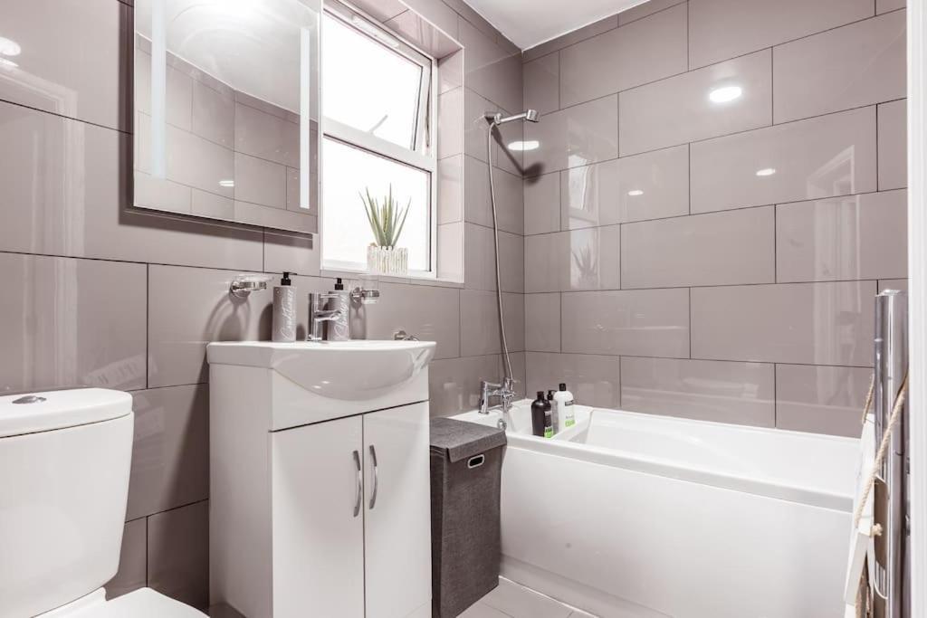 4 Bedroom House, 2 Min Walk From Station Londyn Zewnętrze zdjęcie