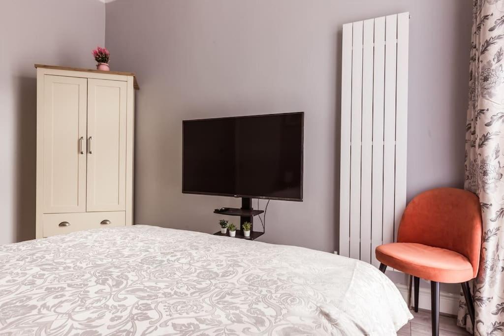 4 Bedroom House, 2 Min Walk From Station Londyn Zewnętrze zdjęcie
