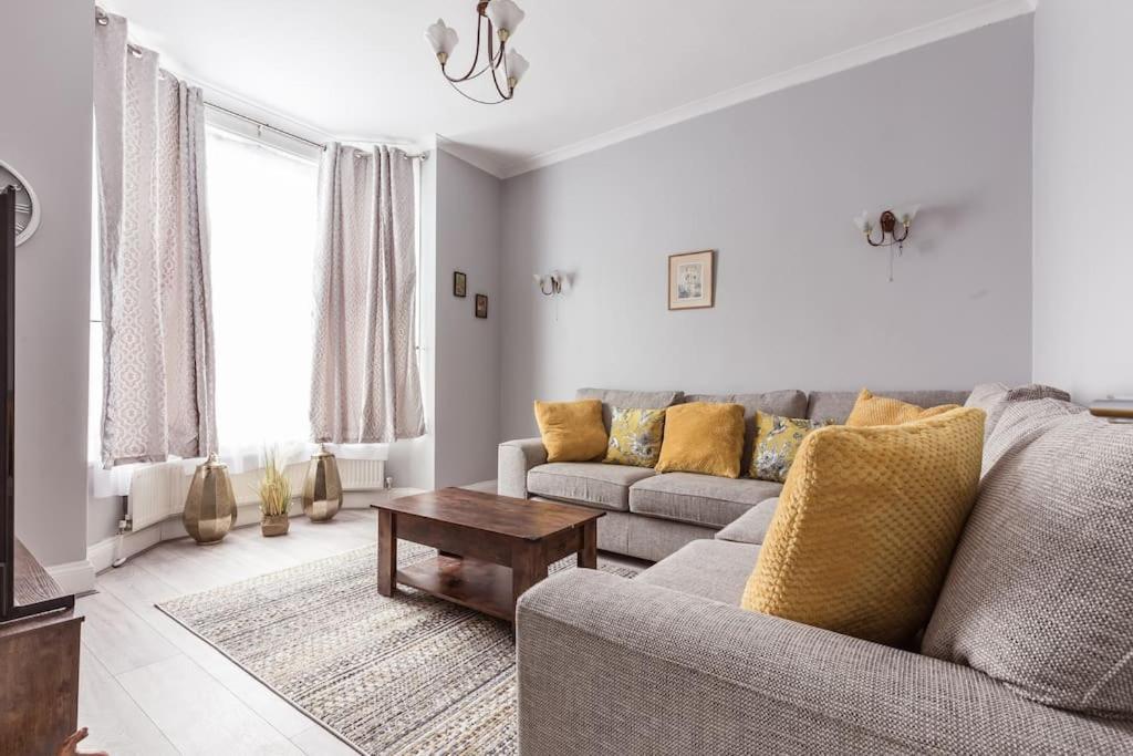 4 Bedroom House, 2 Min Walk From Station Londyn Zewnętrze zdjęcie