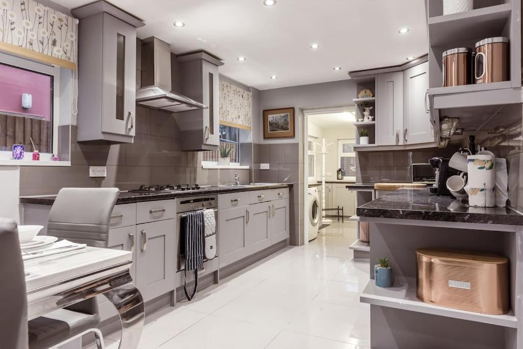 4 Bedroom House, 2 Min Walk From Station Londyn Zewnętrze zdjęcie
