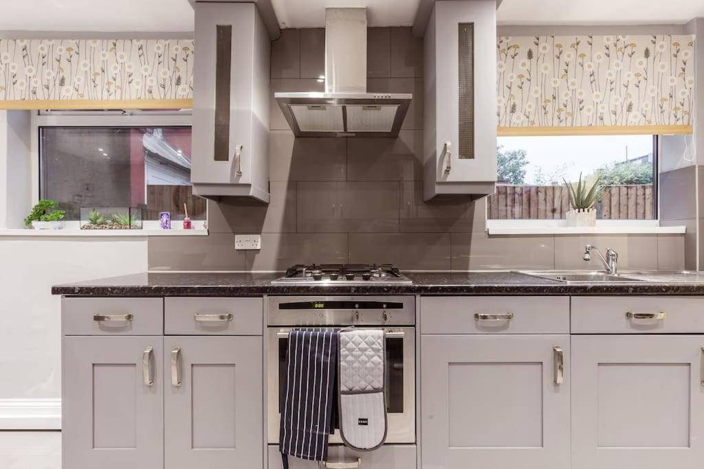 4 Bedroom House, 2 Min Walk From Station Londyn Zewnętrze zdjęcie