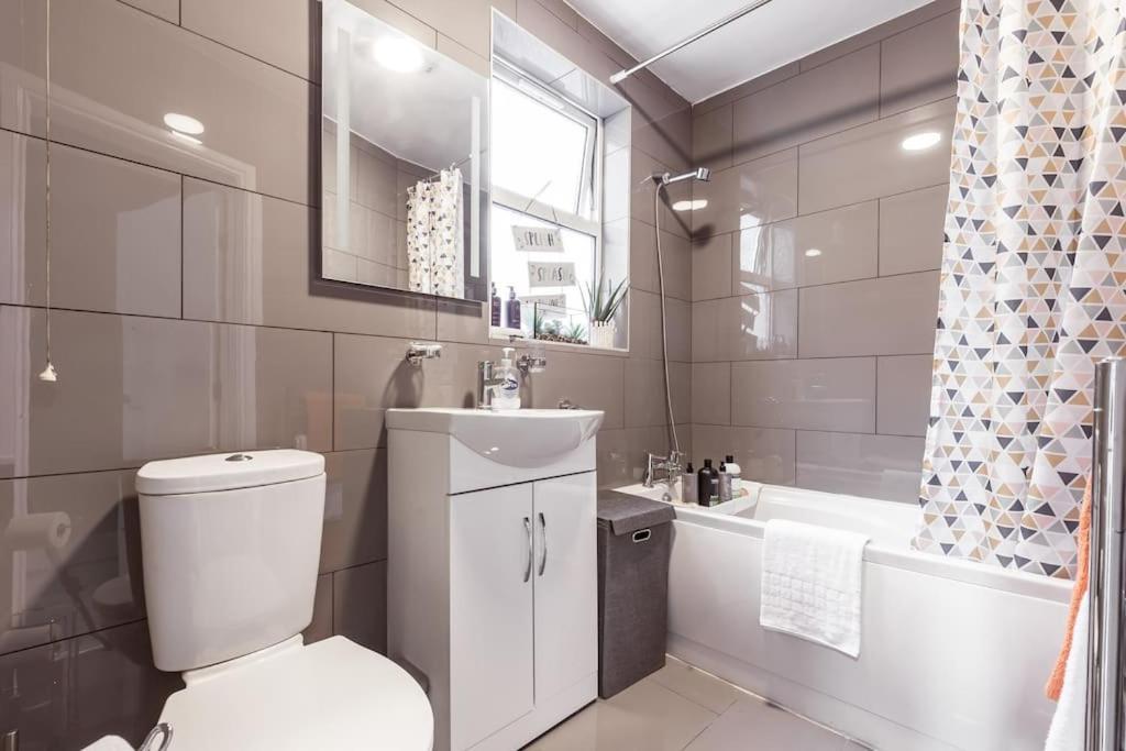 4 Bedroom House, 2 Min Walk From Station Londyn Zewnętrze zdjęcie